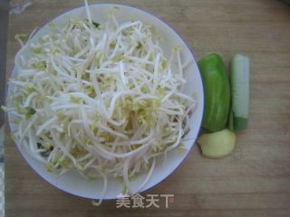 清炒绿豆芽的做法步骤：1