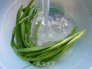 韭菜炒蚕豆的做法步骤：5