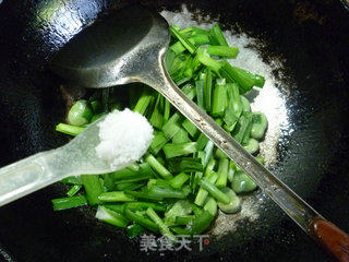 韭菜炒蚕豆的做法步骤：10
