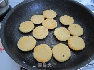 变废为宝の【香煎豆渣饼】的做法步骤：4