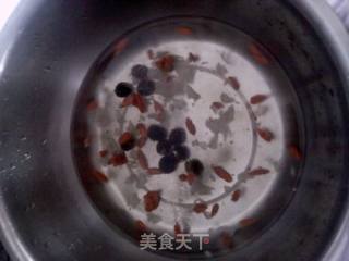 煲靓汤---银耳桂圆薏仁甜汤的做法步骤：2
