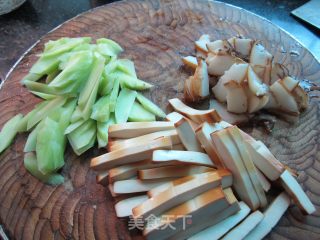 腊肉香干炒莴笋的做法步骤：2
