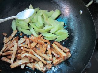 腊肉香干炒莴笋的做法步骤：6