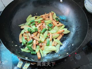 腊肉香干炒莴笋的做法步骤：7