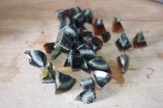 【皮蛋豆腐】——家常简单夏日凉菜的做法步骤：4