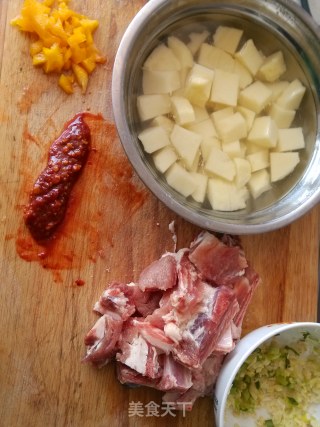 土豆烧排骨的做法步骤：1
