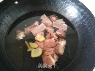 土豆烧排骨的做法步骤：2