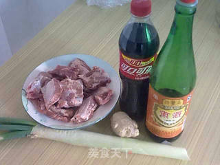 可乐排骨的做法步骤：1