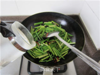 牛肉炒蒜薹的做法步骤：11