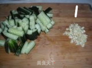 东北味--蒜蓉辣酱拌黄瓜的做法步骤：1