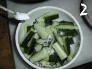 东北味--蒜蓉辣酱拌黄瓜的做法步骤：2
