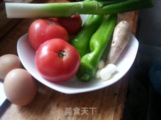 青椒版西红柿鸡蛋打卤面，微微的辣中带点儿小酸甜儿的做法步骤：1
