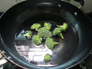 肉丁西兰花的做法步骤：2