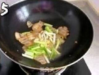 肉娃的菜菜------蒜苗炒腊肉的做法步骤：5