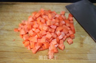 【彩蔬火腿丁】——家常简单快手菜的做法步骤：1