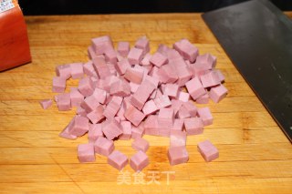 【彩蔬火腿丁】——家常简单快手菜的做法步骤：2