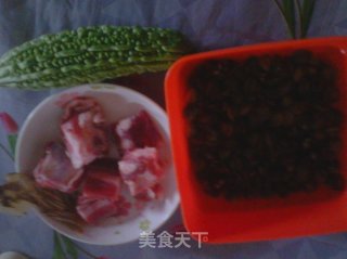 沙蛤苦瓜汤的做法步骤：1
