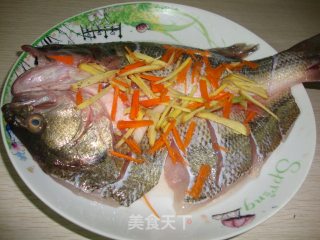 清蒸鲈鱼的做法步骤：1
