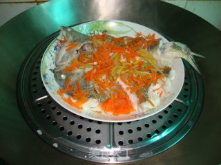 清蒸鲈鱼的做法步骤：3