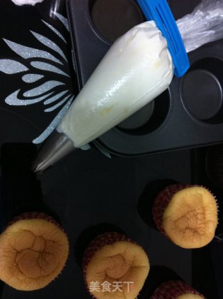 草莓纸杯蛋糕的做法步骤：8