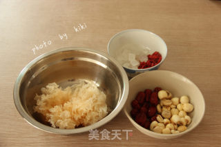 超级简单的养颜汤羹--【冰糖银耳莲子羹】的做法步骤：1