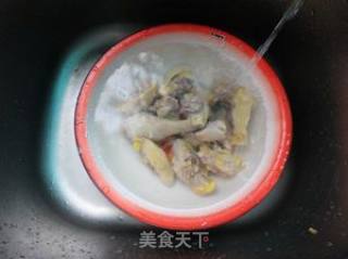 石斛花鸡汤的做法步骤：2