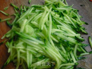 凉拌海蜇黄瓜塔的做法步骤：3