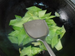 银杏炒莴苣的做法步骤：4