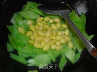 银杏炒莴苣的做法步骤：5