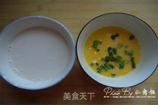 葱香鸡蛋饼的做法步骤：1