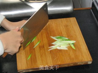 葱爆孜然羊肉的做法步骤：1