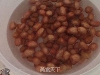 麻辣花生的做法步骤：1