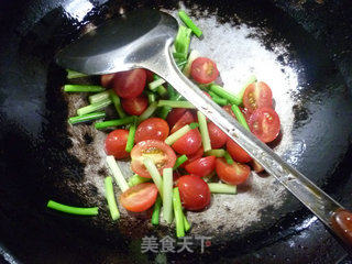 圣女果炒蒜薹的做法步骤：6