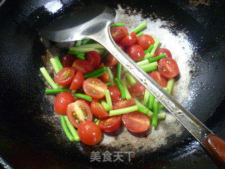 圣女果炒蒜薹的做法步骤：7
