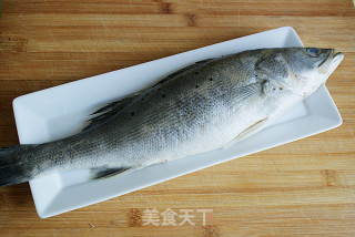 清蒸海鲈鱼的做法步骤：1