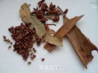肉娃的菜菜-----酱卤肘子的做法步骤：3