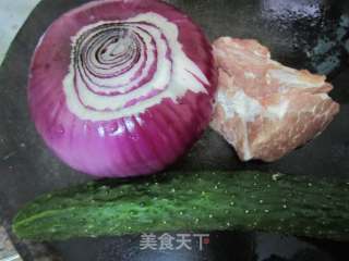 洋葱青瓜炒肉末的做法步骤：1