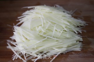 【凉拌土豆丝】——家常简单夏日凉菜的做法步骤：1