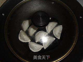 煎饺子——用普通的铁锅煎的做法步骤：3