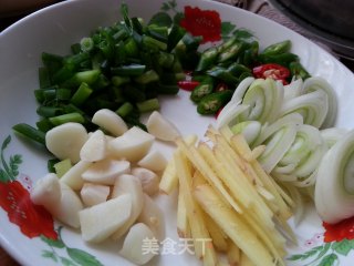 炖鱼，补脑又美味！的做法步骤：1