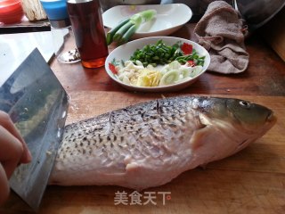 炖鱼，补脑又美味！的做法步骤：2
