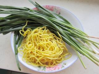 韭菜炒黄面的做法步骤：1