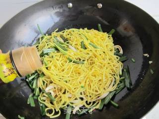 韭菜炒黄面的做法步骤：7