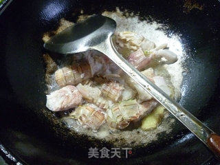 蒜薹茭白炒虾蛄的做法步骤：12