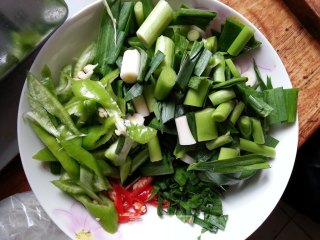 腊肉炒蒜苗，湖南美食！香辣并存的做法步骤：7