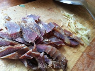 腊肉炒蒜苗，湖南美食！香辣并存的做法步骤：8