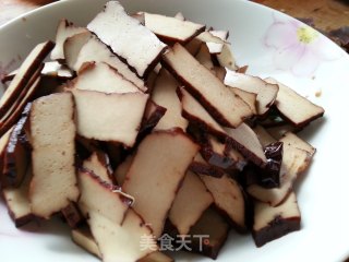 腊肉炒蒜苗，湖南美食！香辣并存的做法步骤：9