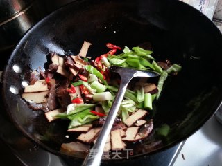 腊肉炒蒜苗，湖南美食！香辣并存的做法步骤：13