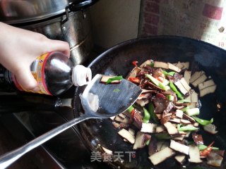 腊肉炒蒜苗，湖南美食！香辣并存的做法步骤：14