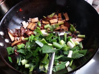 腊肉炒蒜苗，湖南美食！香辣并存的做法步骤：16
